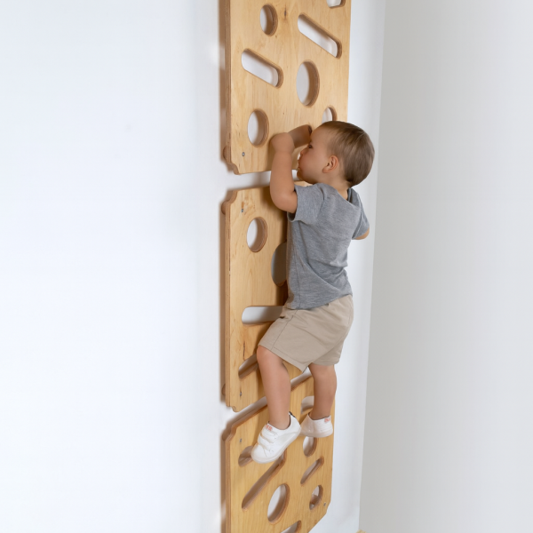 Ścianka wspinaczkowa z otworami
